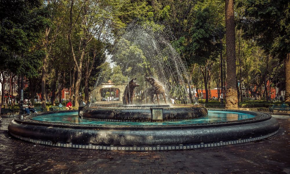 Tour Tour paseo en trajineras en Xochimilco, Barrio de Coyoacán y CU. Fuente de los Coyotes en el Centro de Coyoacán. © https://www.flickr.com/people/ivangm/