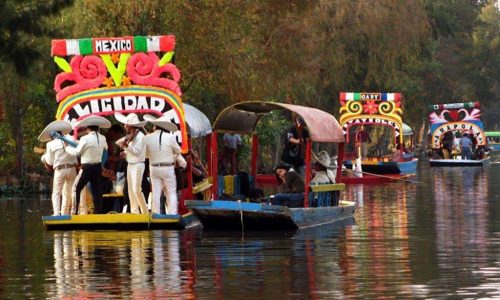 Tour Tour paseo en trajineras en Xochimilco, Barrio de Coyoacán y CU. Canales de Xochimilco ambientados por música de mariachi.