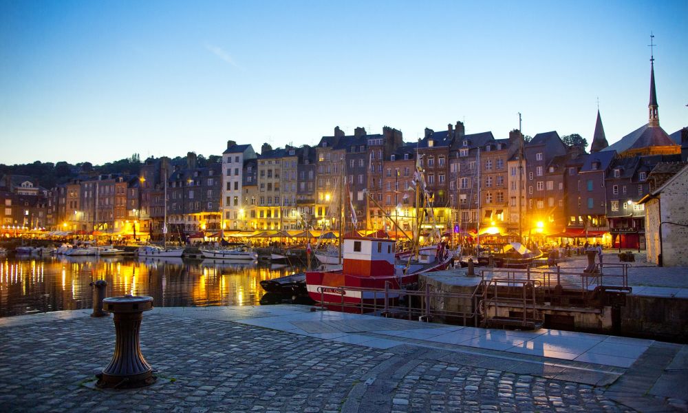 Tour Gran Crucero por el río Sena (Francia). En Honfleur, el puerto y el centro medieval enamoraron a algunos pintores impresionistas