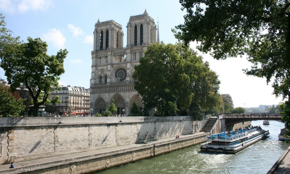 Tour Gran Crucero por el río Sena (Francia). Notre Dame uno de los monumentos mas famosos de la capital francesa