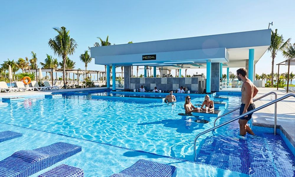 Tour Paquete Cancún - Costa Mujeres 4 días y 3 noches todo incluido con avión + Actividad con delfines. Piscina exterior