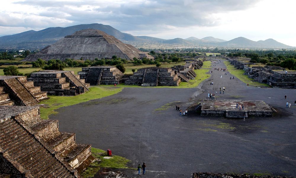 Tour Tour Pirámides de Teotihuacán, Basílica de Guadalupe y Tlatelolco. Vista de la Calzada de los Muertos y la pirámide del Sol.