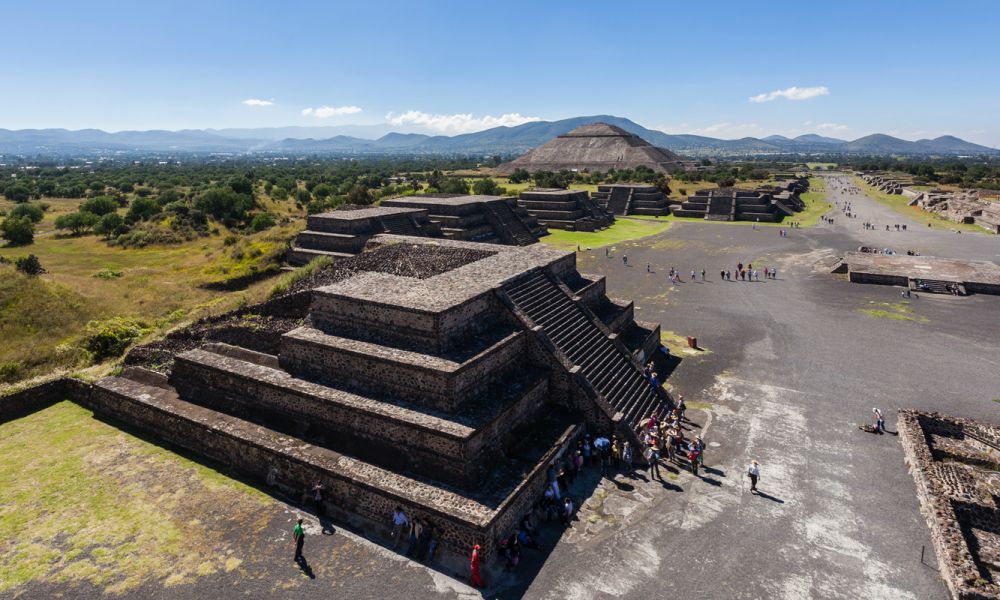 Tour Tour Pirámides de Teotihuacán, Basílica de Guadalupe y Tlatelolco. Plaza de la Luna.