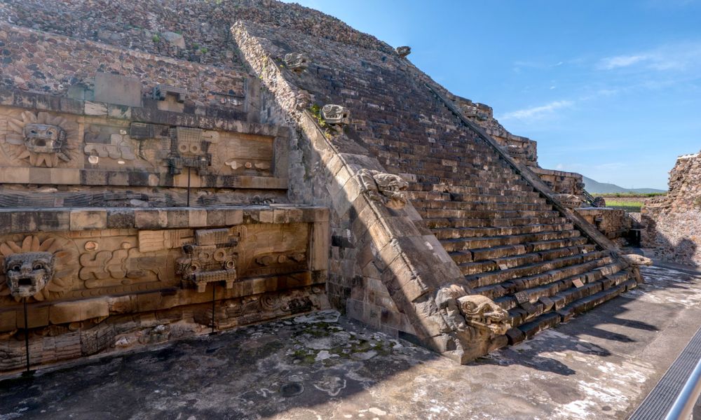 Tour Tour Pirámides de Teotihuacán, Basílica de Guadalupe y Tlatelolco. Detalle del Templo Quetzalcoatl.