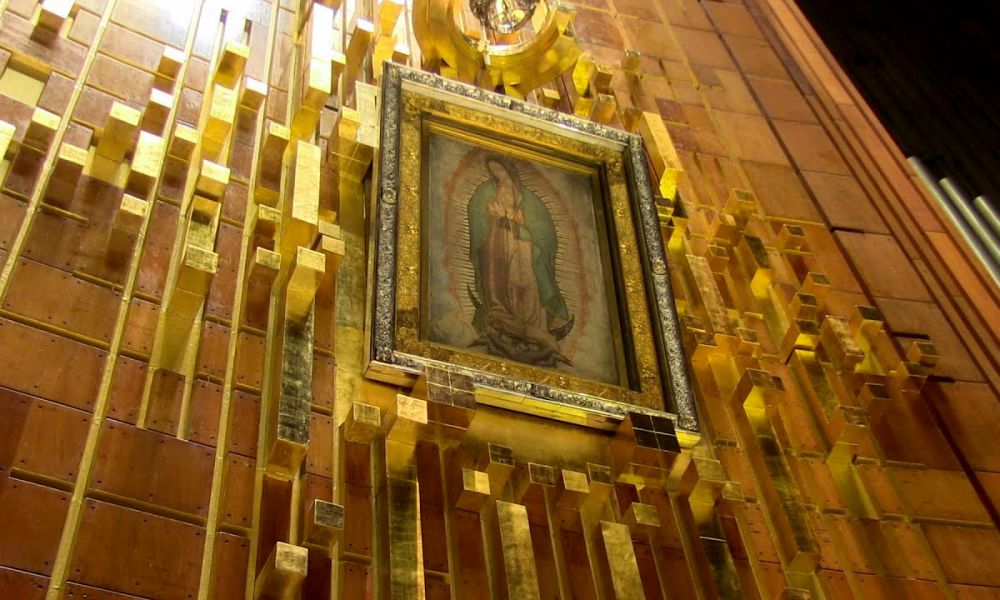 Tour Tour Pirámides de Teotihuacán, Basílica de Guadalupe y Tlatelolco. Altar a la Virgen de Guadalupe al interior de la Basílica de Guadalupe.