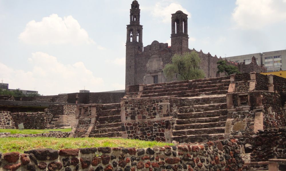 Tour Tour Pirámides de Teotihuacán, Basílica de Guadalupe y Tlatelolco. Plaza de las Tres Culturas en Tlatelolco.