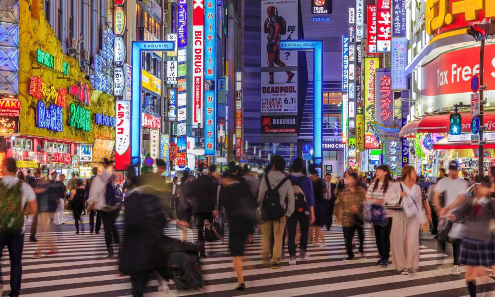 Tour Paquete Tour a Japón + Avión + Hotel. Camina por las calles de Shinjuku barrio vivo con  ambiente las 24 horas (en Tokio)