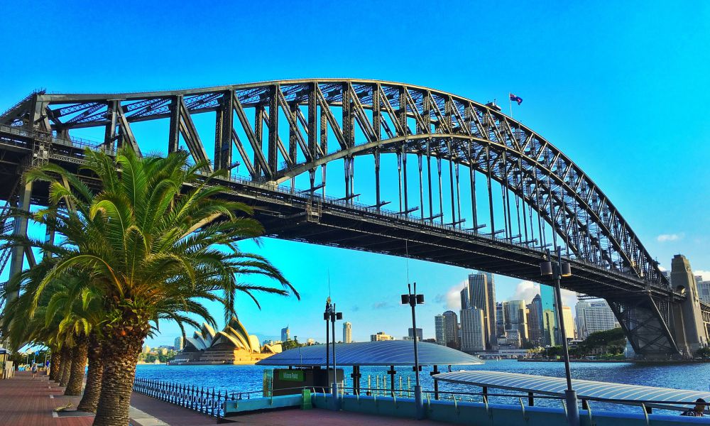Tour Travelea en Australia. Muchos turistas buscan escalar el Puente del Puerto de Sydney