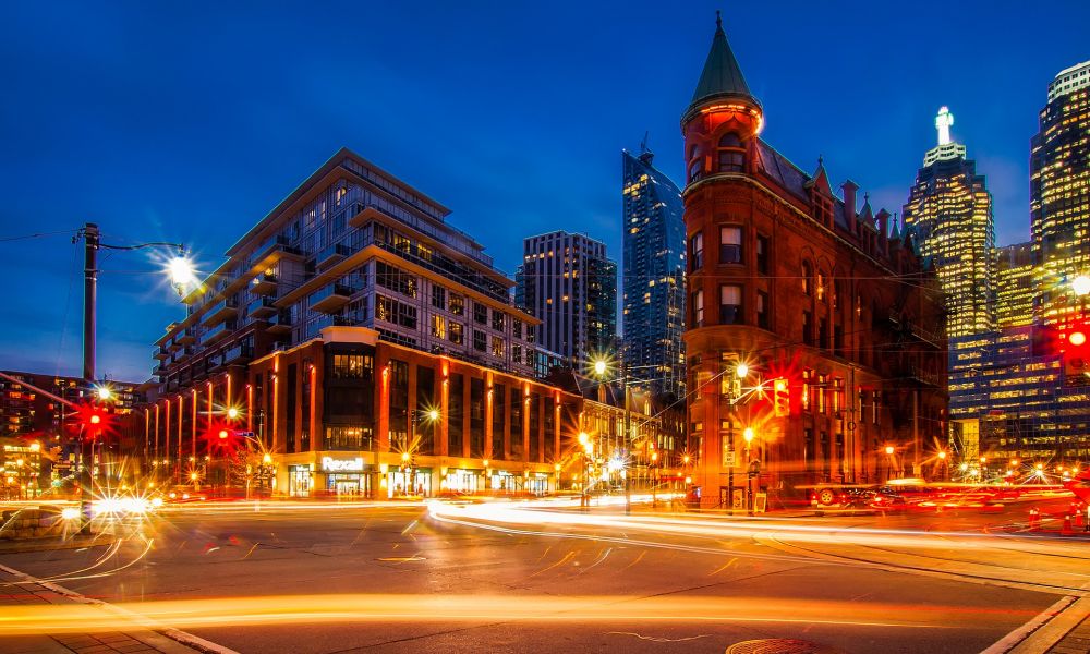 Tour Descubriendo Canadá. No te pierdas de las vistas de la vida nocturna en Toronto