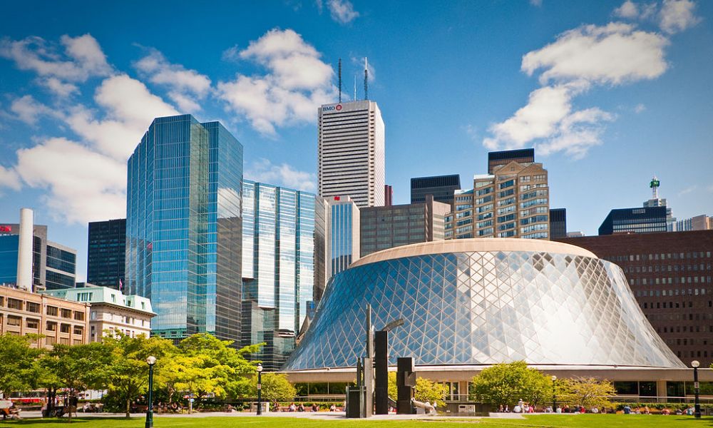 Tour Descubriendo Canadá. En tu tiempo libre puedes observar la sala de conciertos Roy Thomson Hall, fue utilizada en escenas de la película X-Men