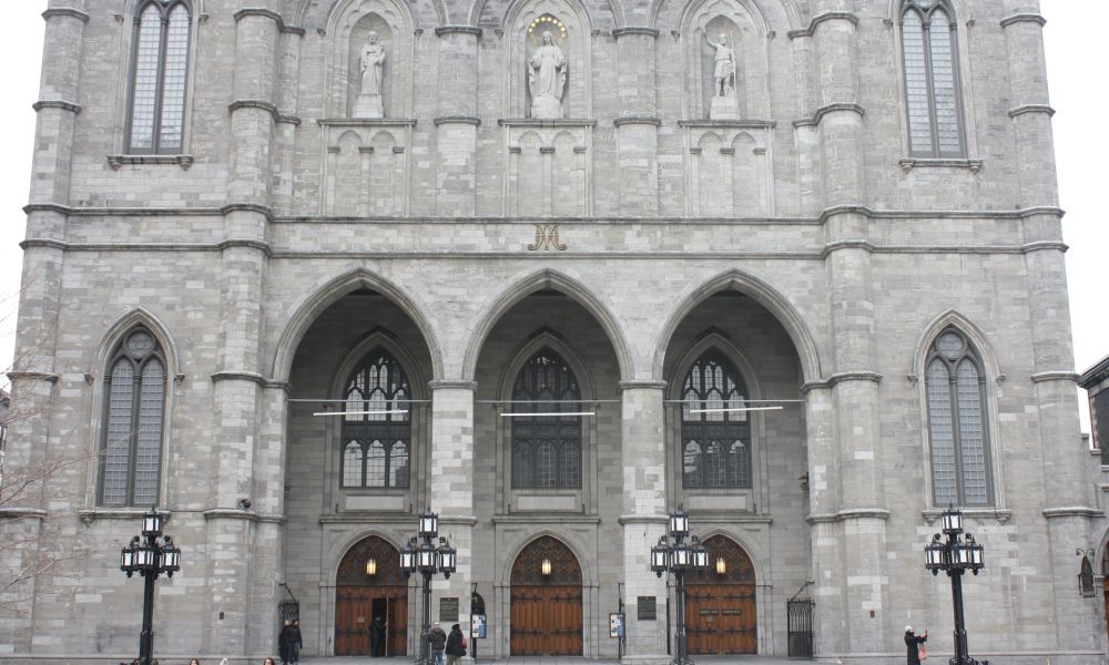 Tour Descubriendo Canadá. La basílica recibe cada año miles de visitantes, atraídos por su esplendor neogótico