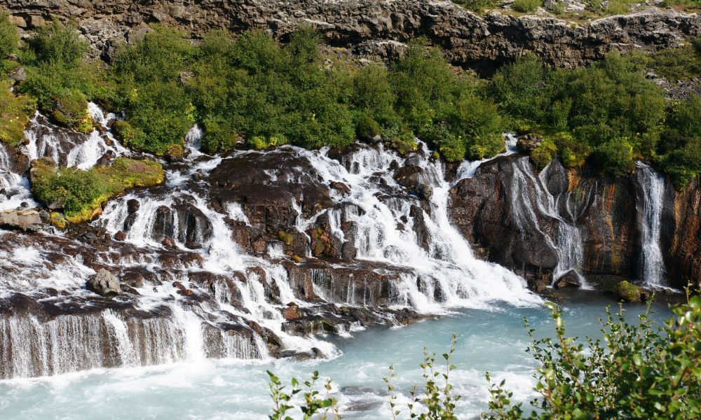 Tour Tour Islandia total 9 días. Cascada Hraunfossar, una de las más curiosas de Islandia