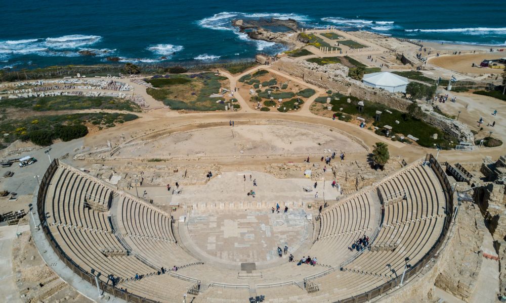 Tour Tour Israel y Tierra Santa. En Cesarea podemos ver el teatro romano en perfecto estado de conservación que aún hoy se utiliza para conciertos y representaciones teatrales
