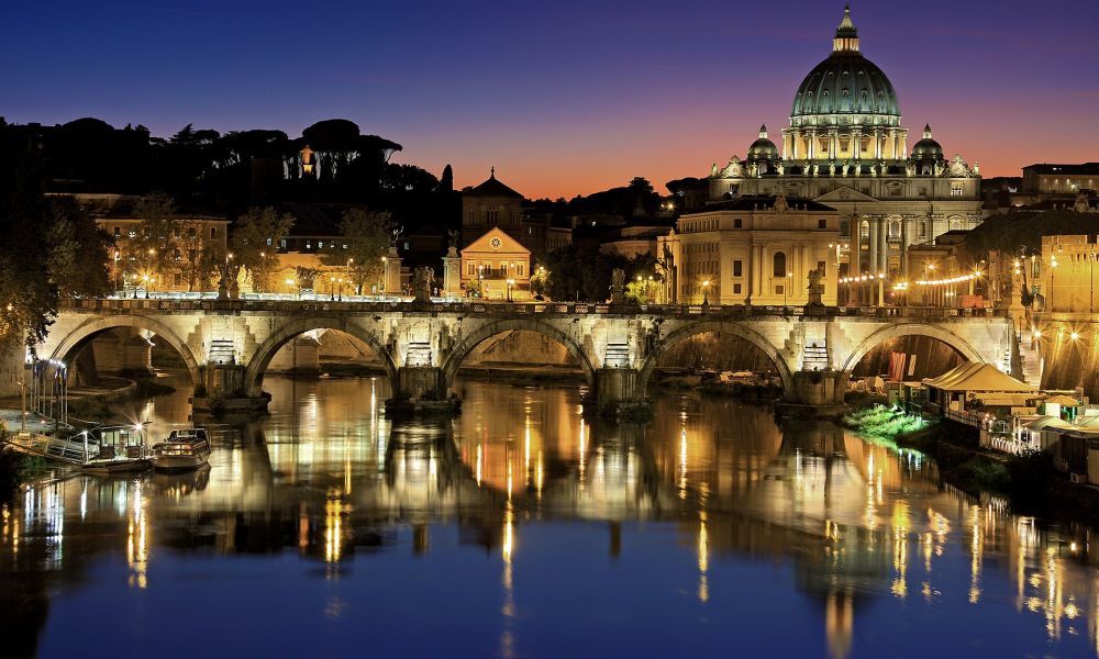 Tour Tour Italia cultural: Roma, Toscana y Cinque Terre. Visita la maravillosa Basílica de San Pedro con sus fascinantes historias, curiosidades e imponente cúpula que domina los tejados de Roma
