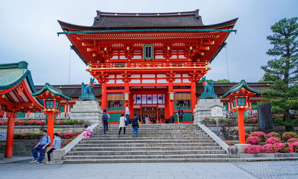 Tour Paquete Tour a Japón + Avión + Hotel. La deidad del Santuario de Fushimi-Inari tiene prestigio cómo dios de la prosperidad en los negocios y abundancia en las cosechas