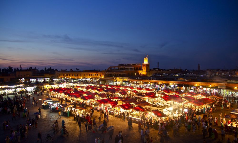 Tour Tour Maravillas de Marruecos. La plaza de Djemaa El Fna es un espacio público lleno de color, cultura y negocios