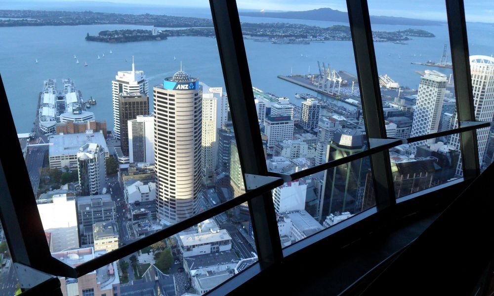 Tour Nueva Zelandia esencial. Admira la ciudad de Auckland desde 328 metros de altura sobre el nivel de la calle