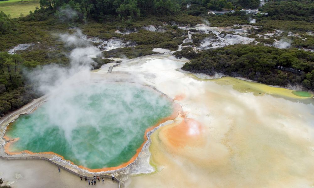 Tour Nueva Zelandia esencial. La piscina de Champagne con sus impresionantes colores naranja y verde esmeralda