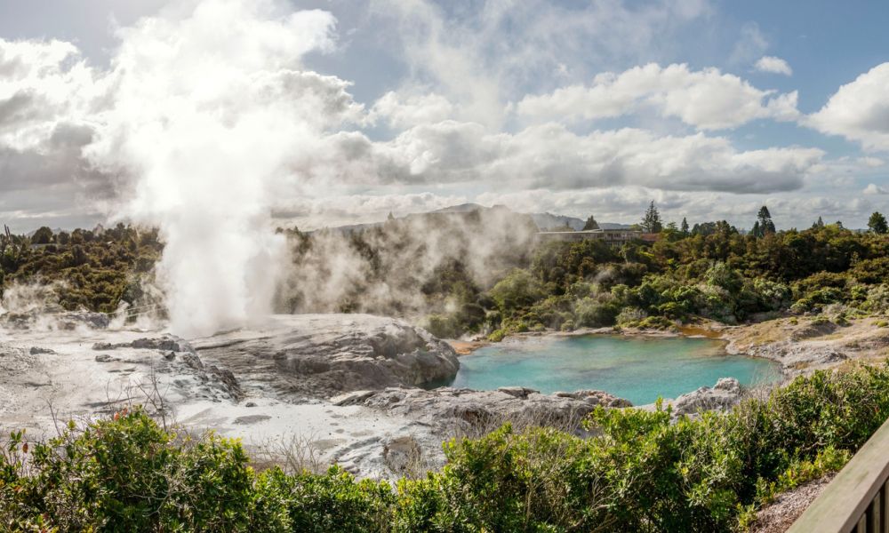 Tour Nueva Zelandia esencial. El Géiser Pohutu hace erupción hasta 20 veces al día y arroja agua caliente hasta 30 m hacia el cielo