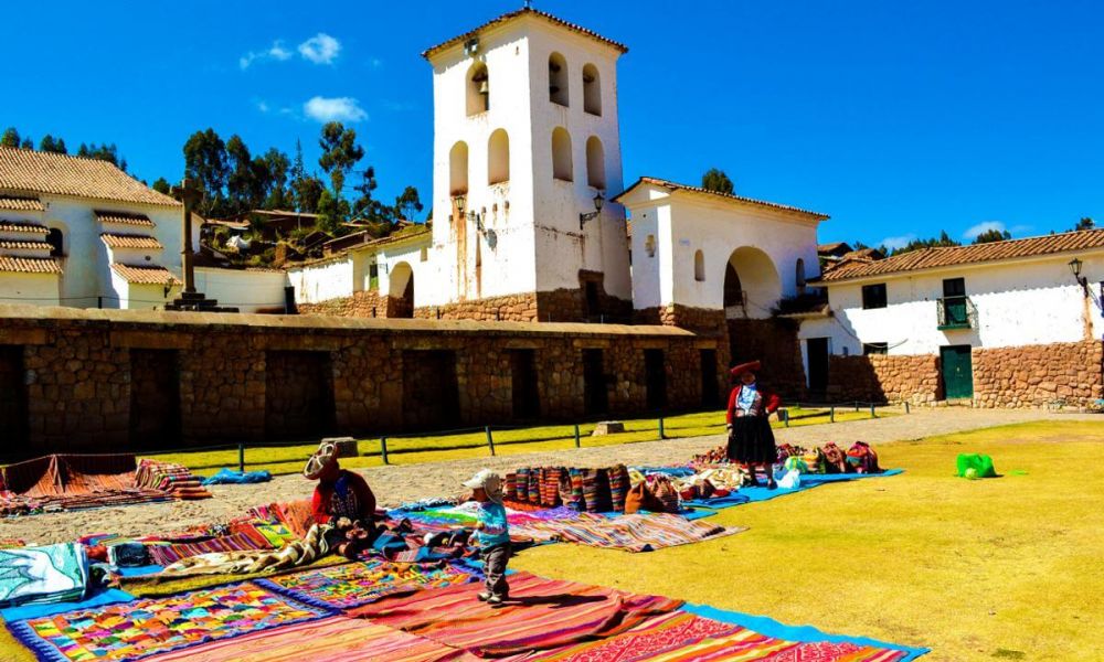 Tour Paquete Machu Picchu Vuelo incluido. En el maravilloso pueblo de Chinchero aún se puede apreciar la cultura inca tal como fue